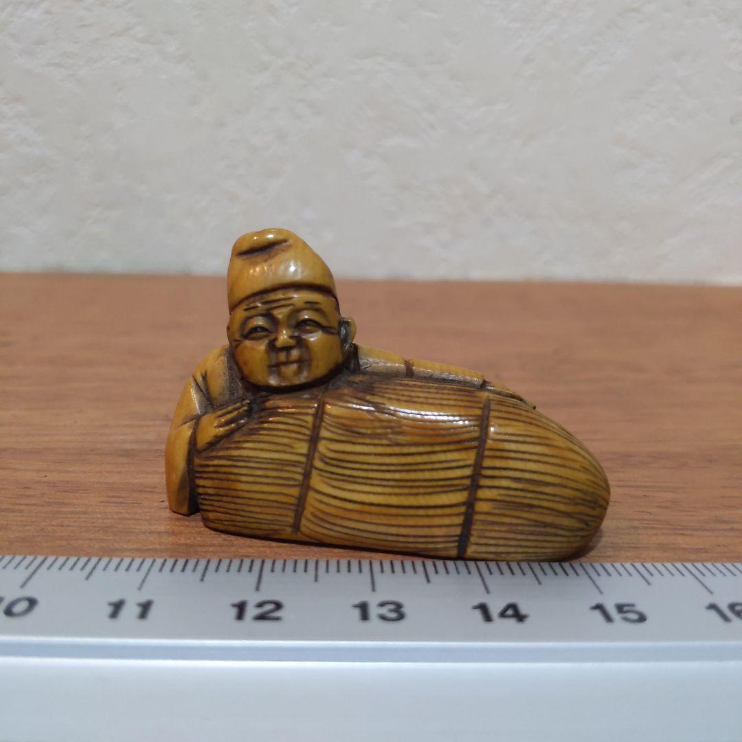 時代提物 人物根付 天然素材 在銘一之【翁と米俵】横幅約4.5cm 重さ約13ｇ