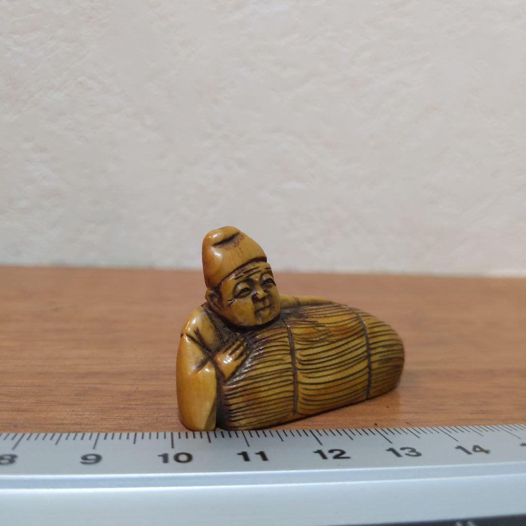 時代提物 人物根付 天然素材 在銘一之【翁と米俵】横幅約4.5cm 重さ約13ｇ