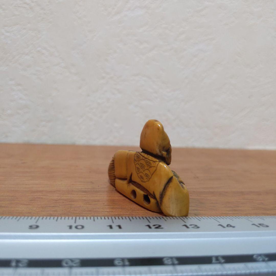 時代提物 人物根付 天然素材 在銘一之【翁と米俵】横幅約4.5cm 重さ約13ｇ