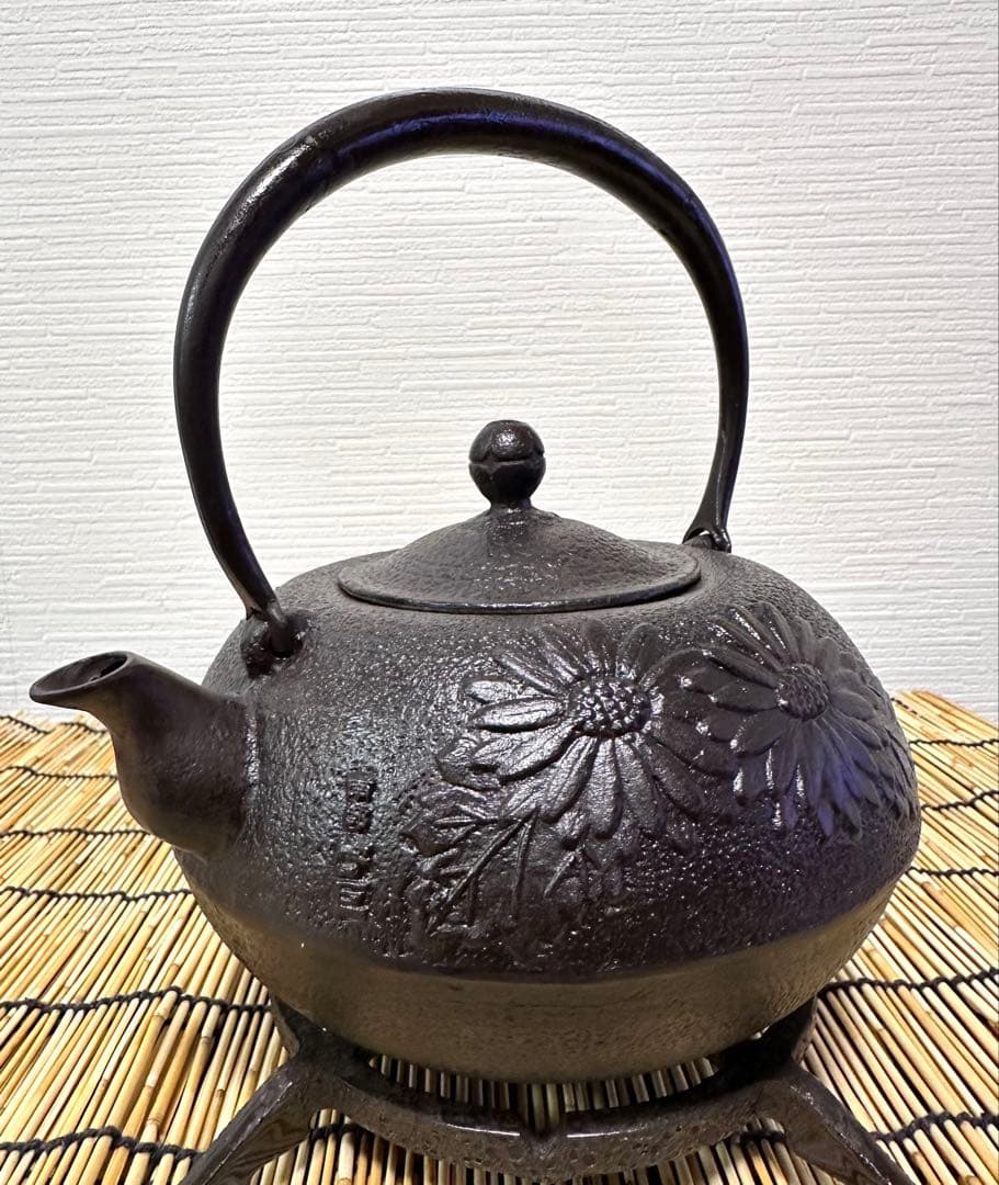 ほぼ未使用品　供箱等付属品付岩手県奥州佐秋鋳造所佐藤守巨造 真作保証　南部鉄瓶