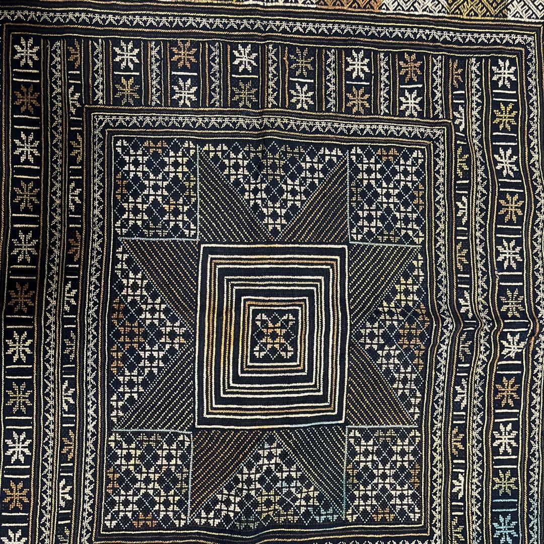 中国少数民族（苗族）のお花嫁さんが結婚式で被る刺繍布