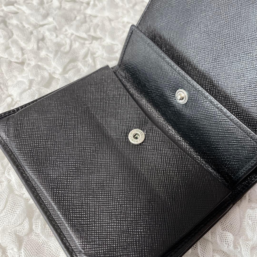 PRADA ブラック 二つ折り財布　サフィアーノレザー　黒　三角　トライアングル