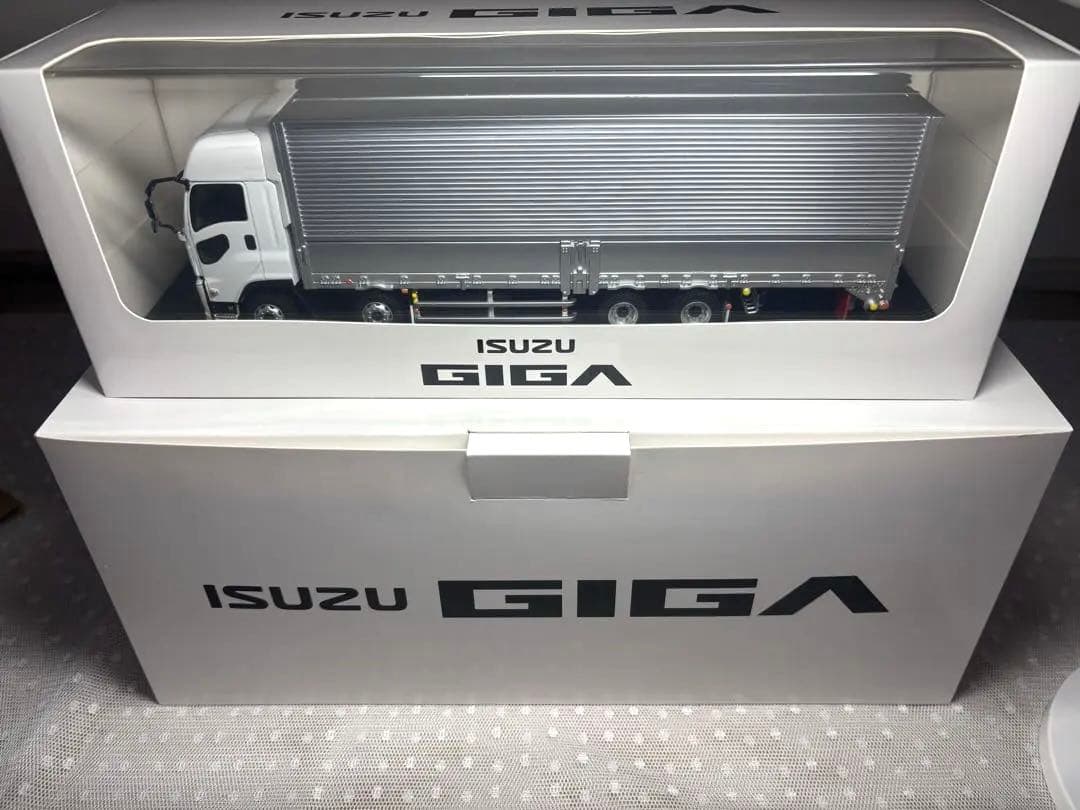 【未開封】ISUZU GIGA 1/43 ミニカー　トラック　ケース付き