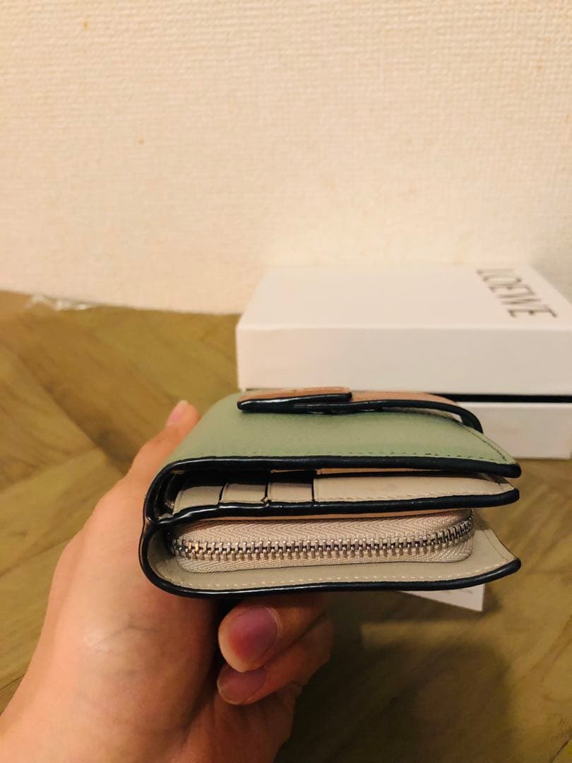 LOEWE 二つ折り財布 グリーンレザー