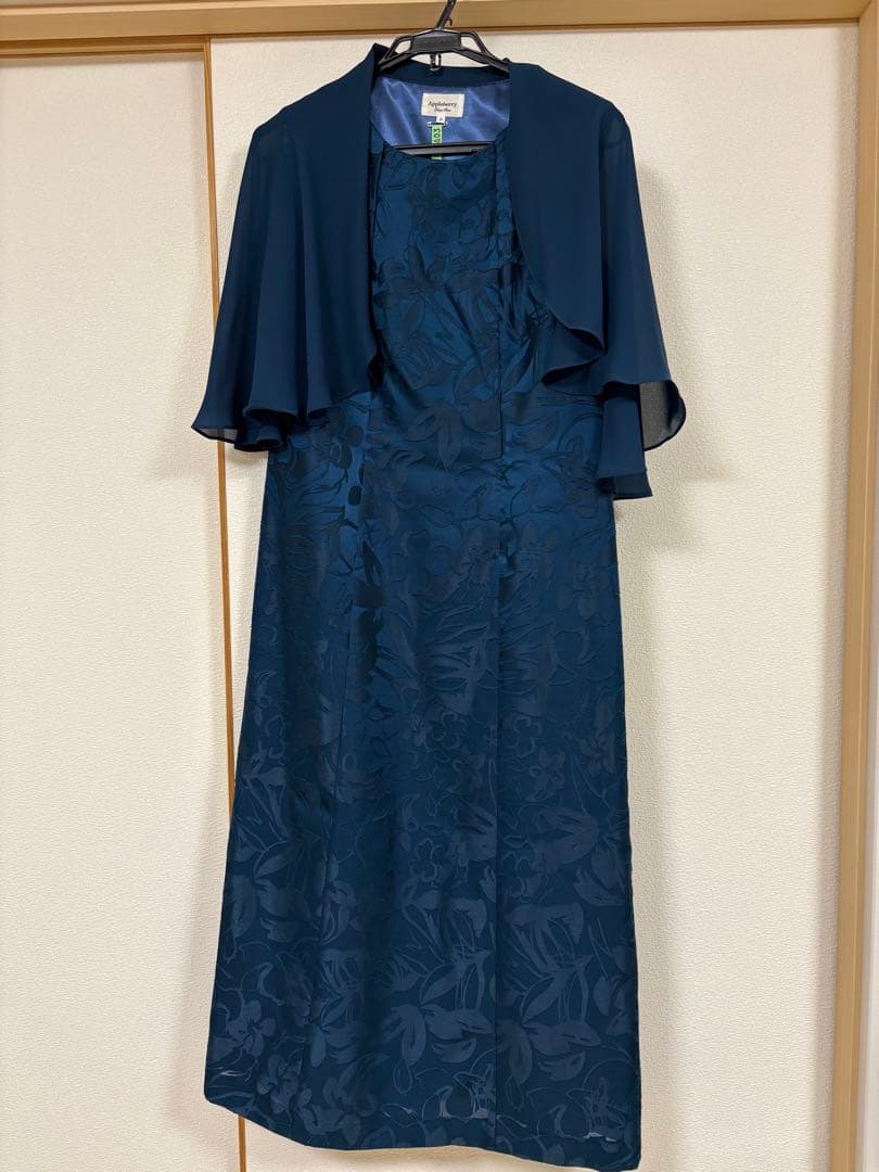 フローラルパターンのドレスとショールセット