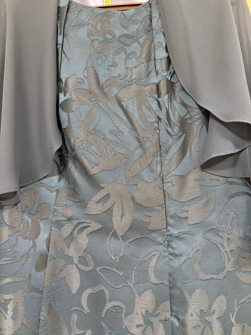 フローラルパターンのドレスとショールセット