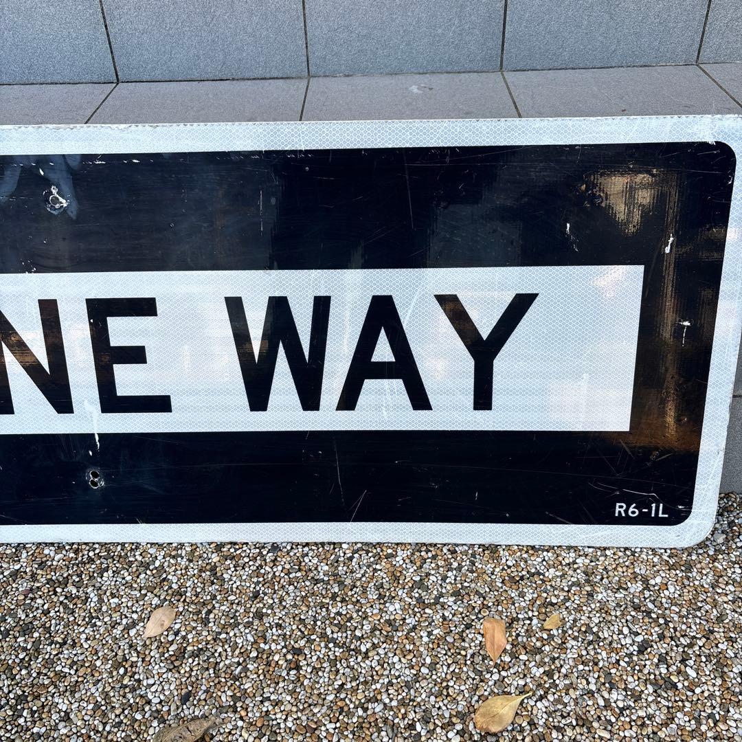 【アメリカ実物】巨大　USAロードサイン　ONE WAY