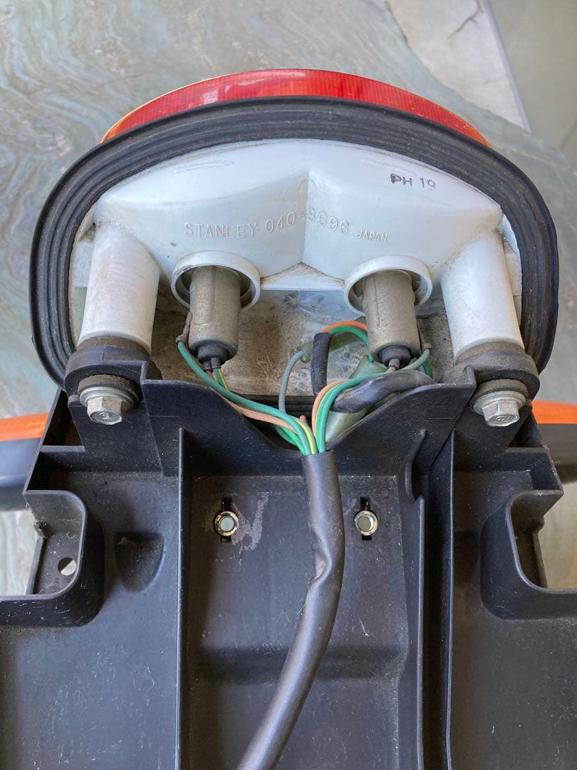 X*i様 ホーネット250 純正 リアフェンダー テールランプ ウインカー MC