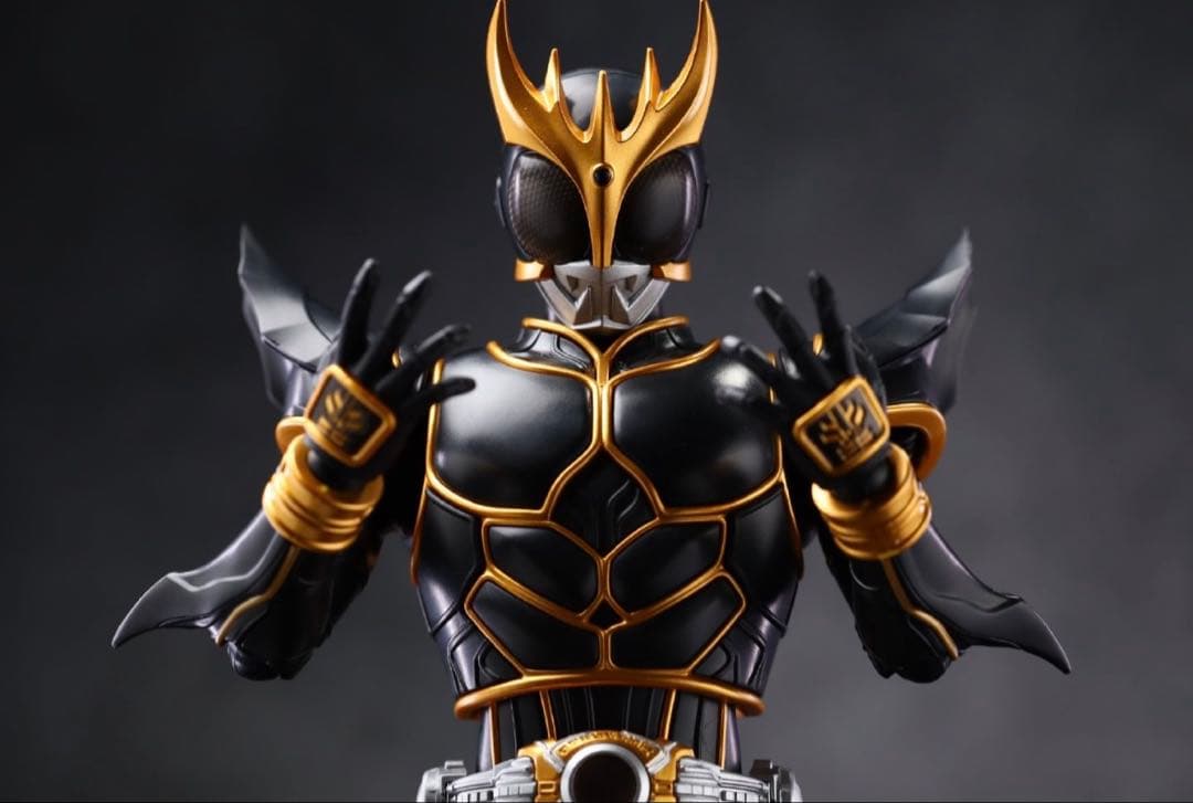 仮面ライダークウガ　アルティメット　プラモデル　発光ギミック　可動フィギュア