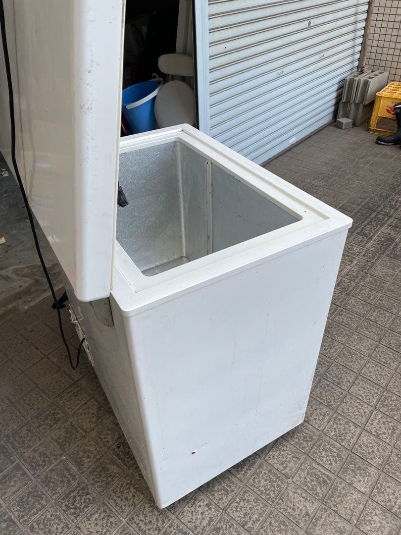 冷蔵、冷凍ストッカー　外観に傷あり