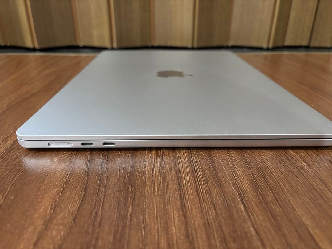 美品　MacBook Air 15インチ　M3 シルバー 256gb