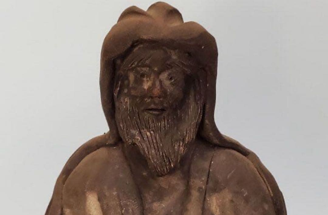 座っている老人の陶器の像　 7.5×10.5×4.5センチ No.92