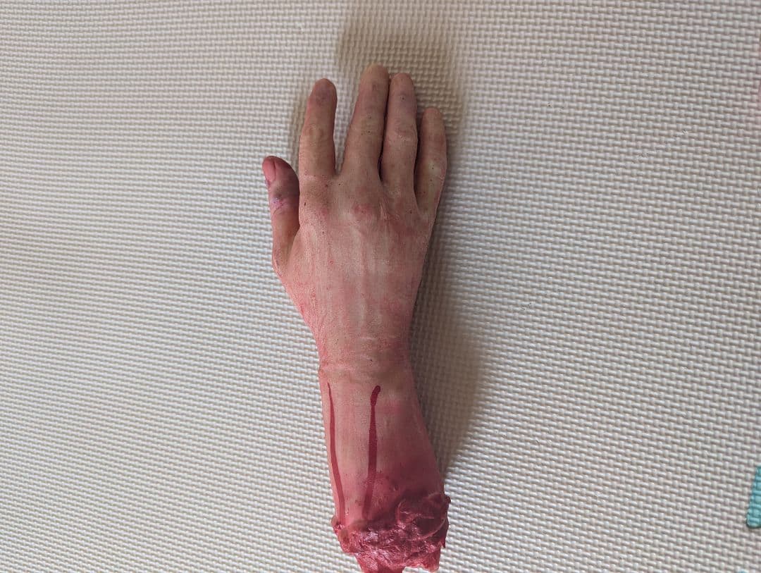 ホラー フィギュア リアルな手