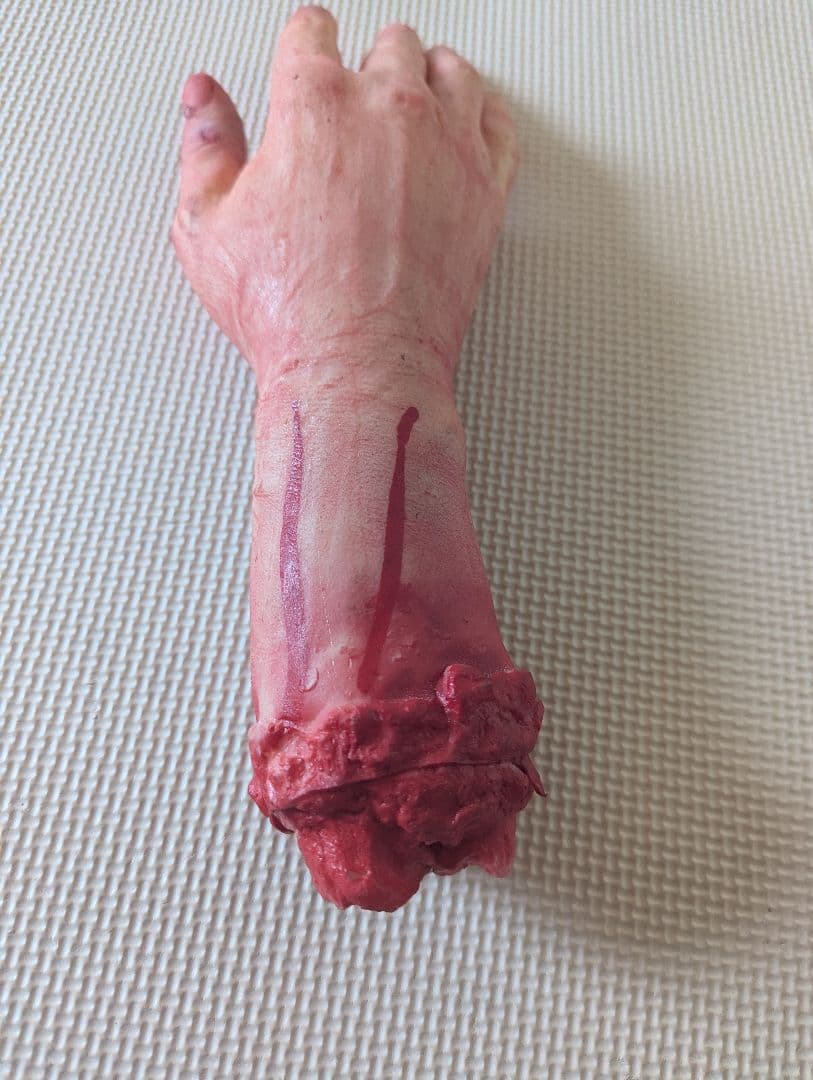 ホラー フィギュア リアルな手