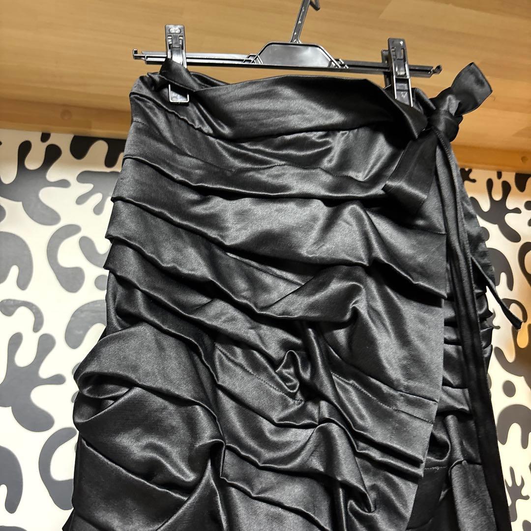 黒 ラッフルデザイン スカート　段々の巻きスカート
