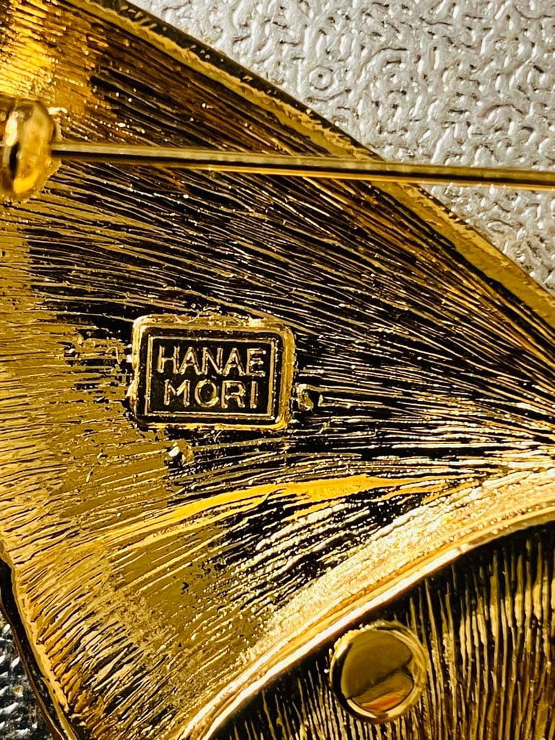 Hanae Mori ・トレードマーク蝶のブローチ・未使用・ラインストーンが豪華