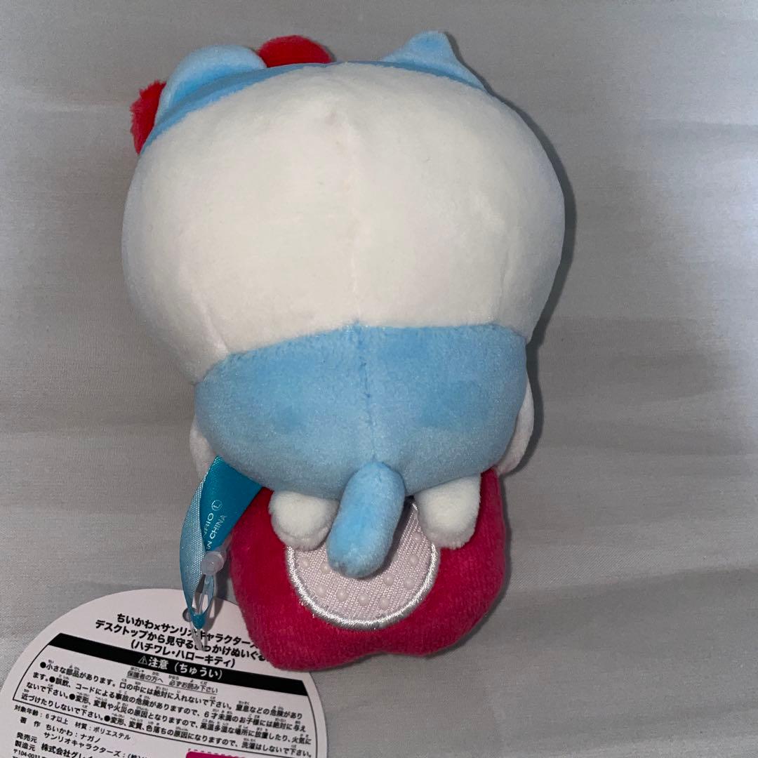 ちいかわ デスクトップから見守るひっかけぬいぐるみ ハチワレ ハローキティ