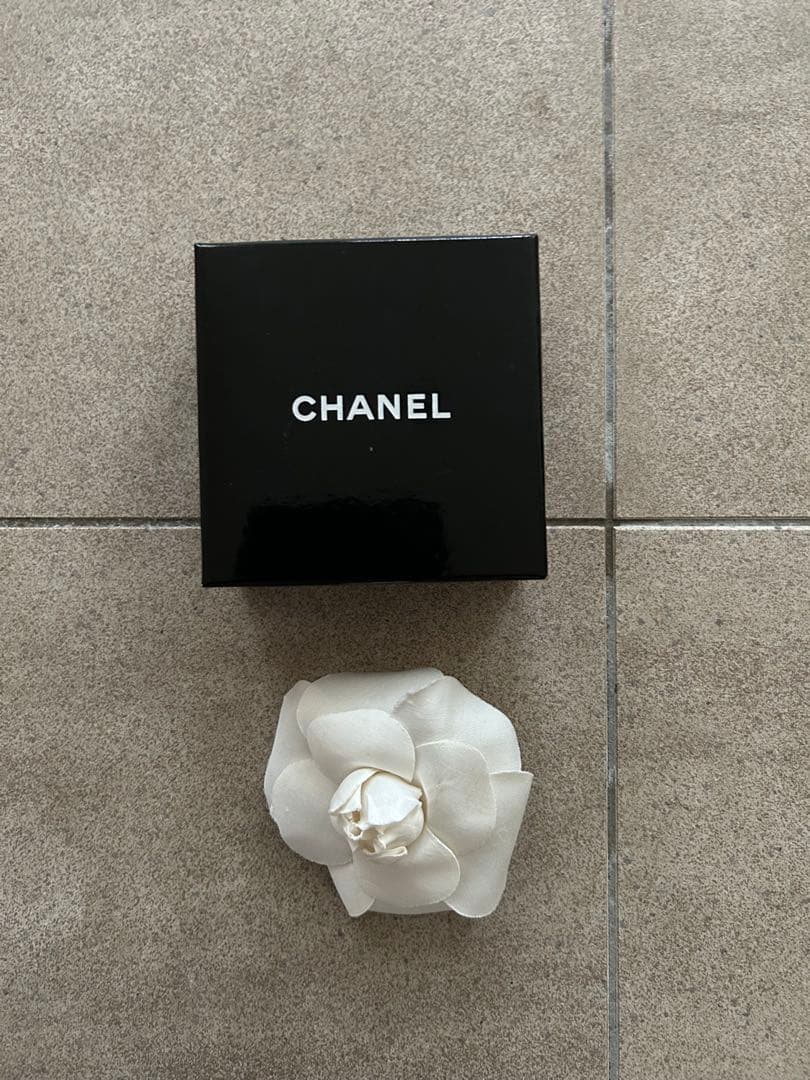 CHANEL シャネル　カメリアブローチ　コサージュ　ホワイト　シルク