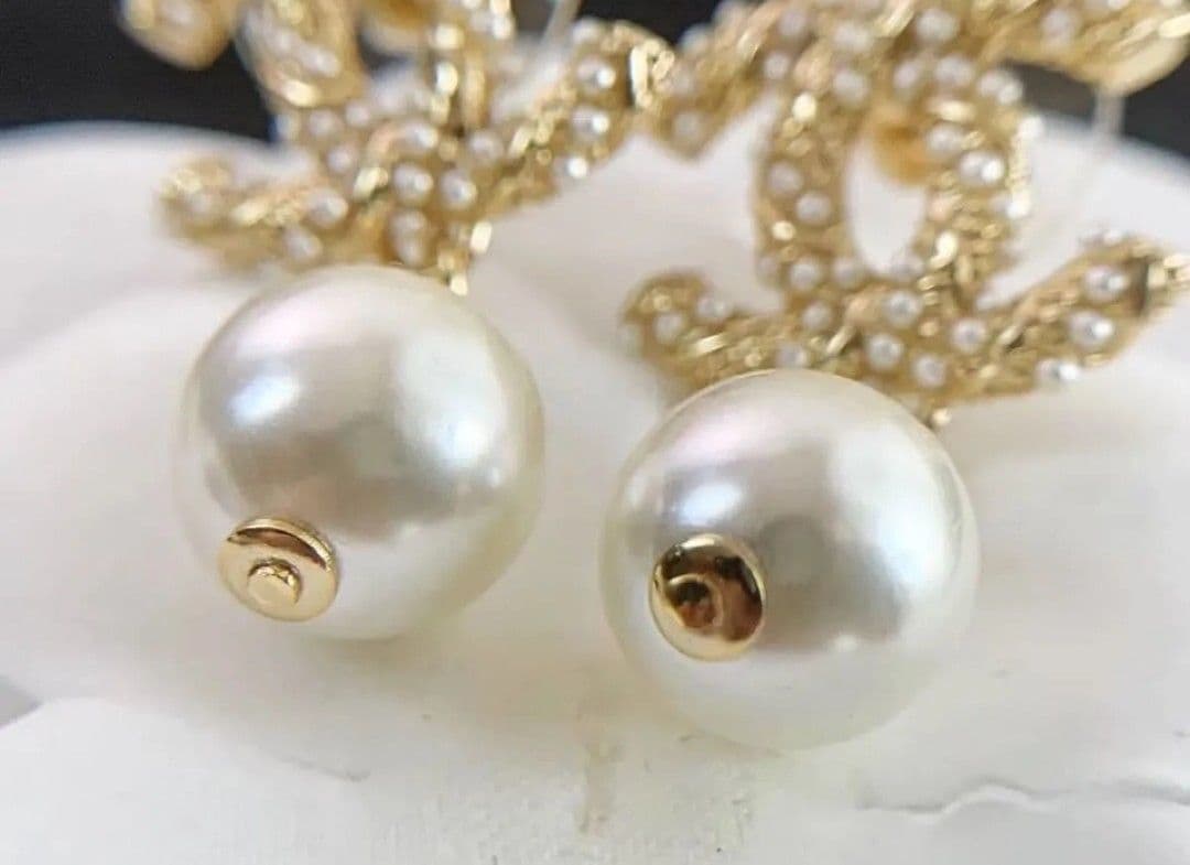 *紅*❁ CHANEL ゴールドロゴ パールピアス 〈未使用品 〉