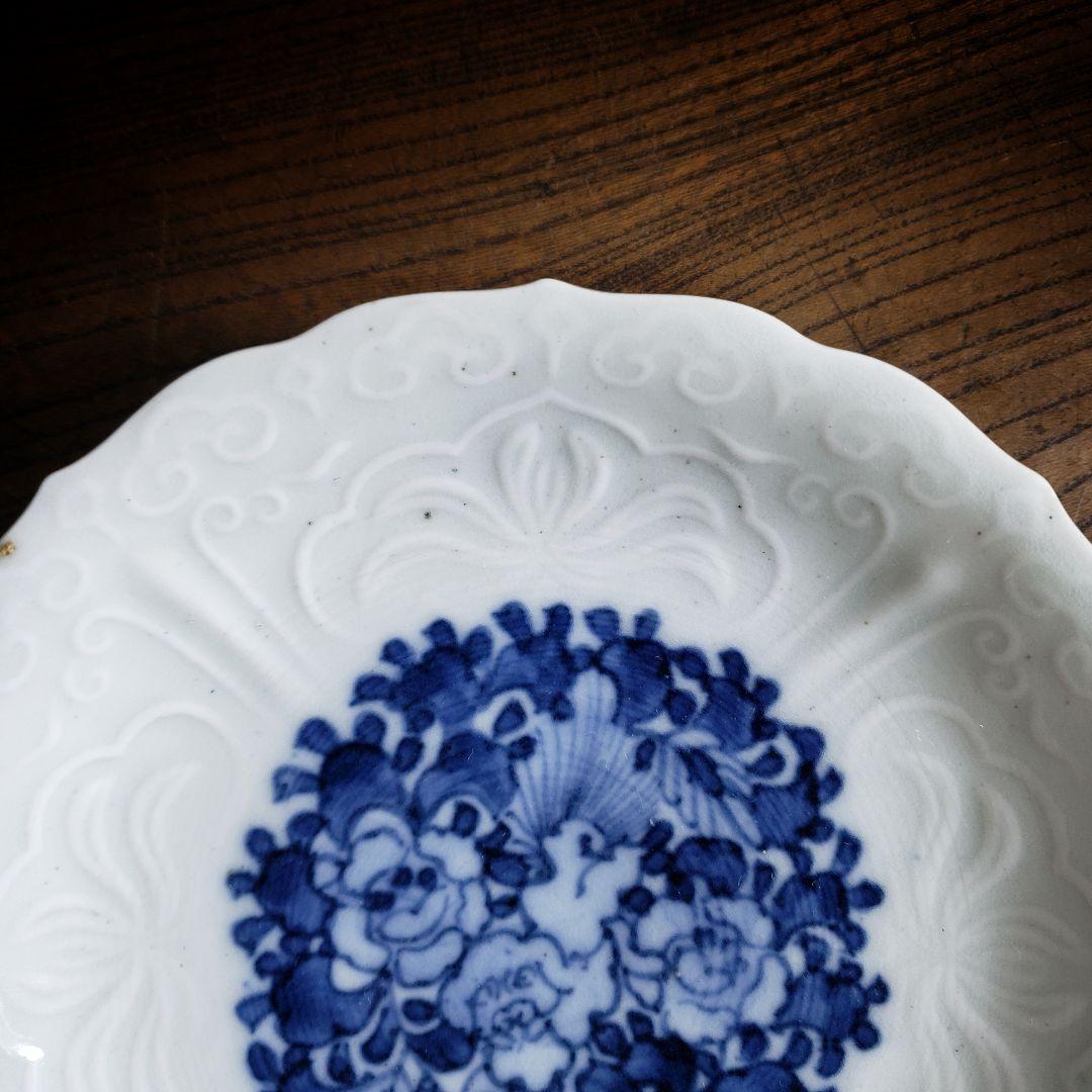 皿　白磁　古伊万里　獅子文様　染付　陽刻縁　牡丹　唐草　銘　明治　大正　イ号