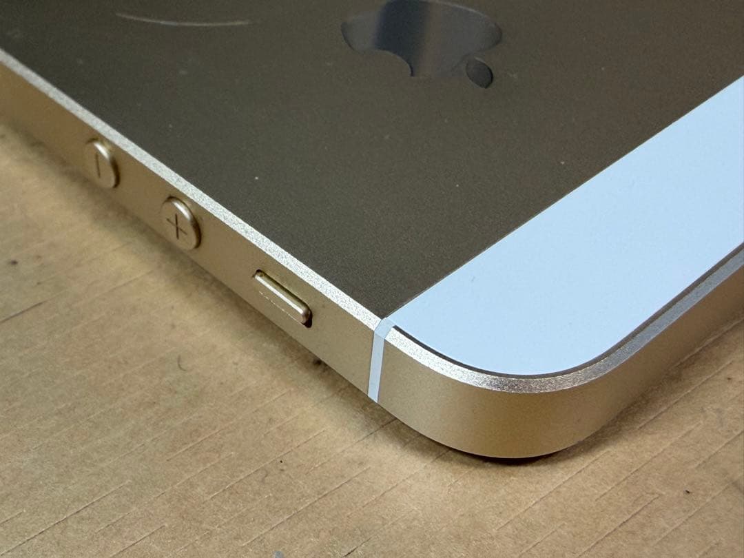 美品iPhone SE 128GB SIMフリー　ゴールド