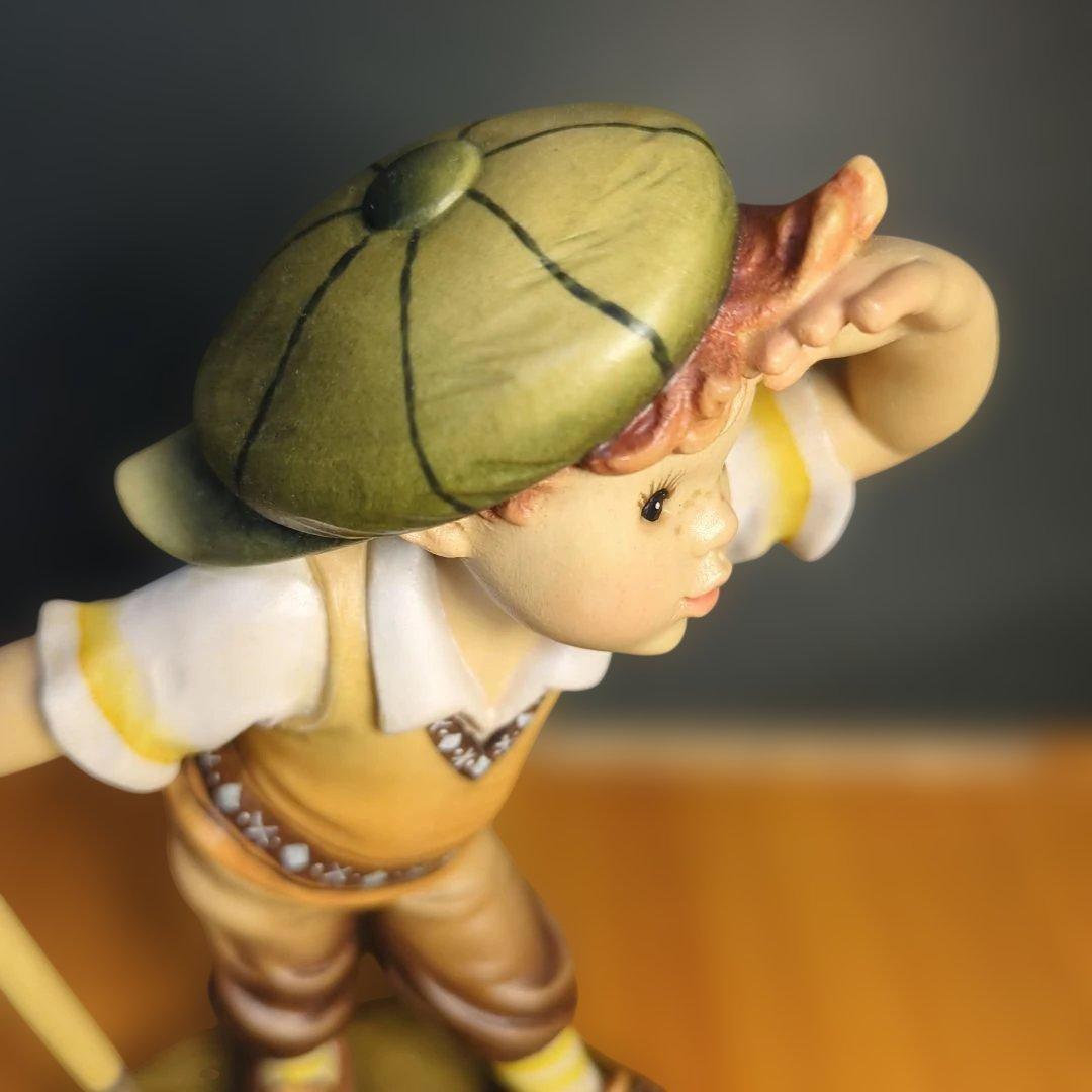 イタリア　アンリ社　木彫りの人形 ゴルフ少年　という作品