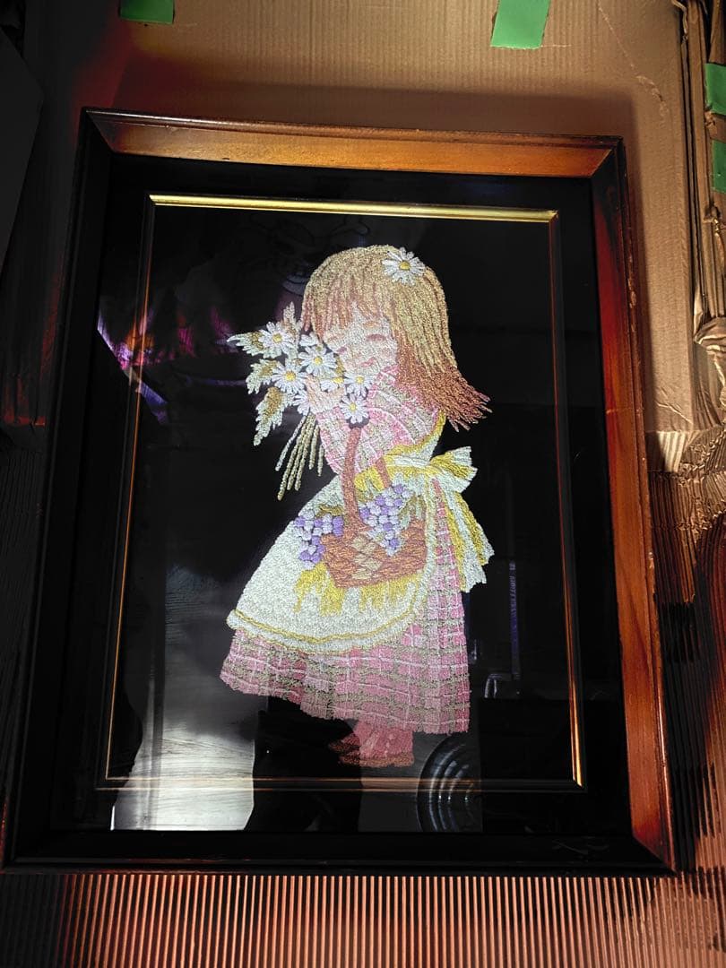 刺繍画　花を持った少女