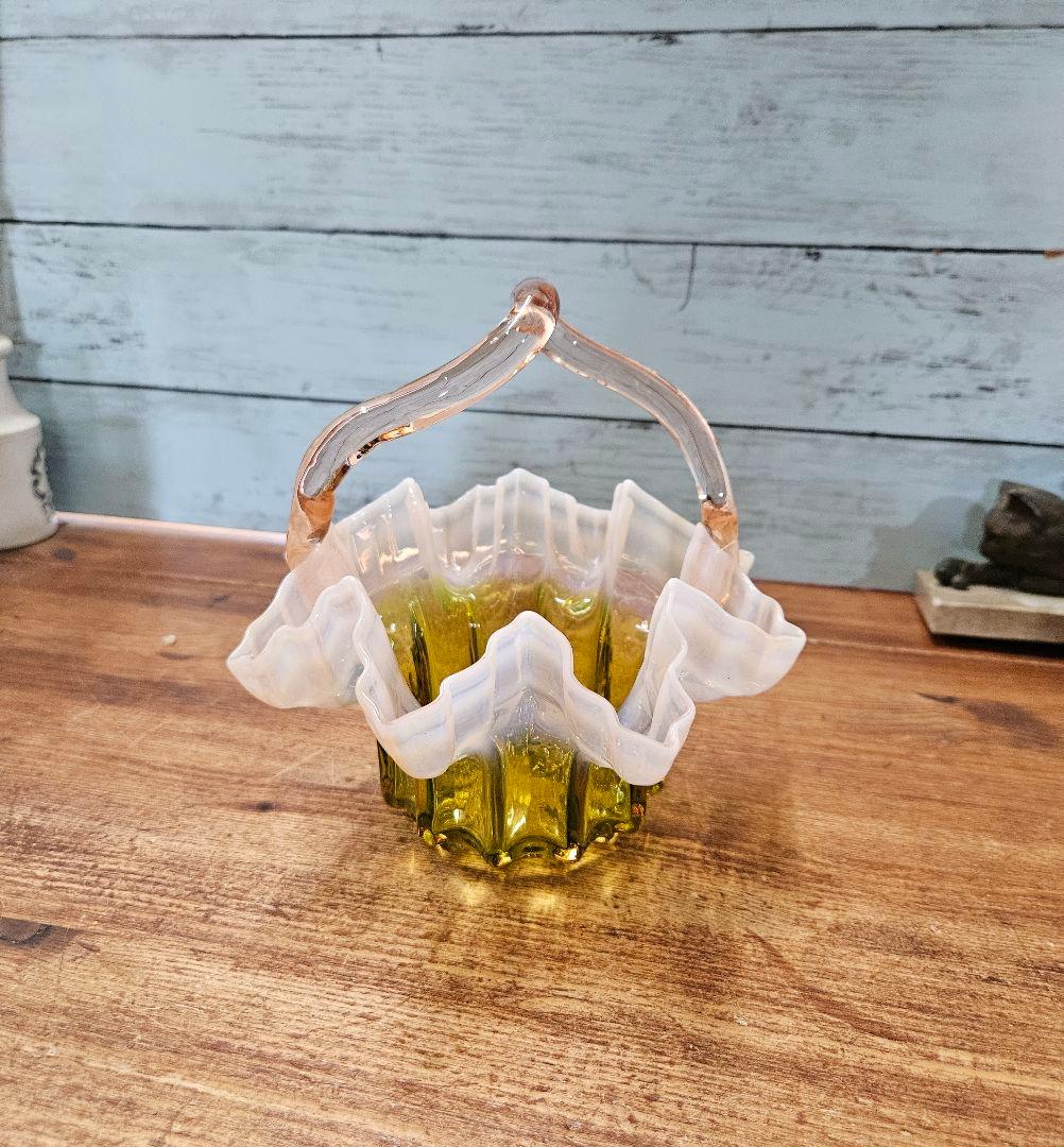 フランスアンティーク オパールセントガラスのバスケット フリル 籠 花器 花入れ