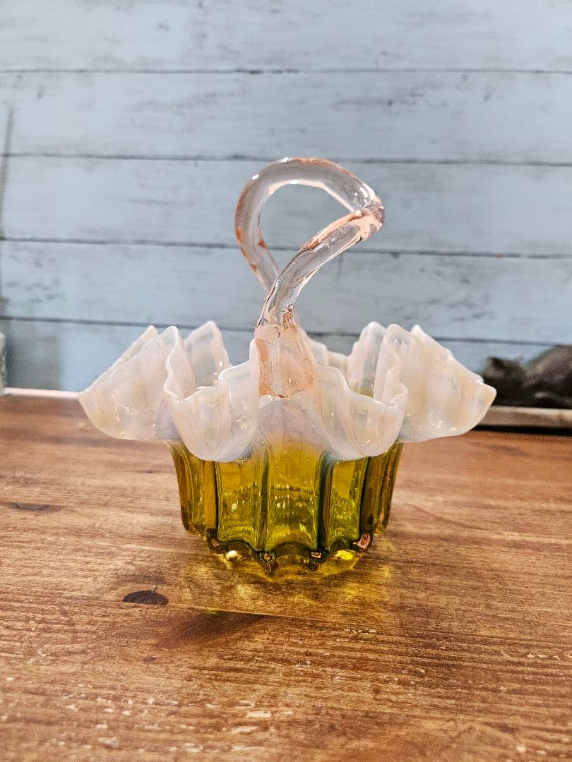 フランスアンティーク オパールセントガラスのバスケット フリル 籠 花器 花入れ