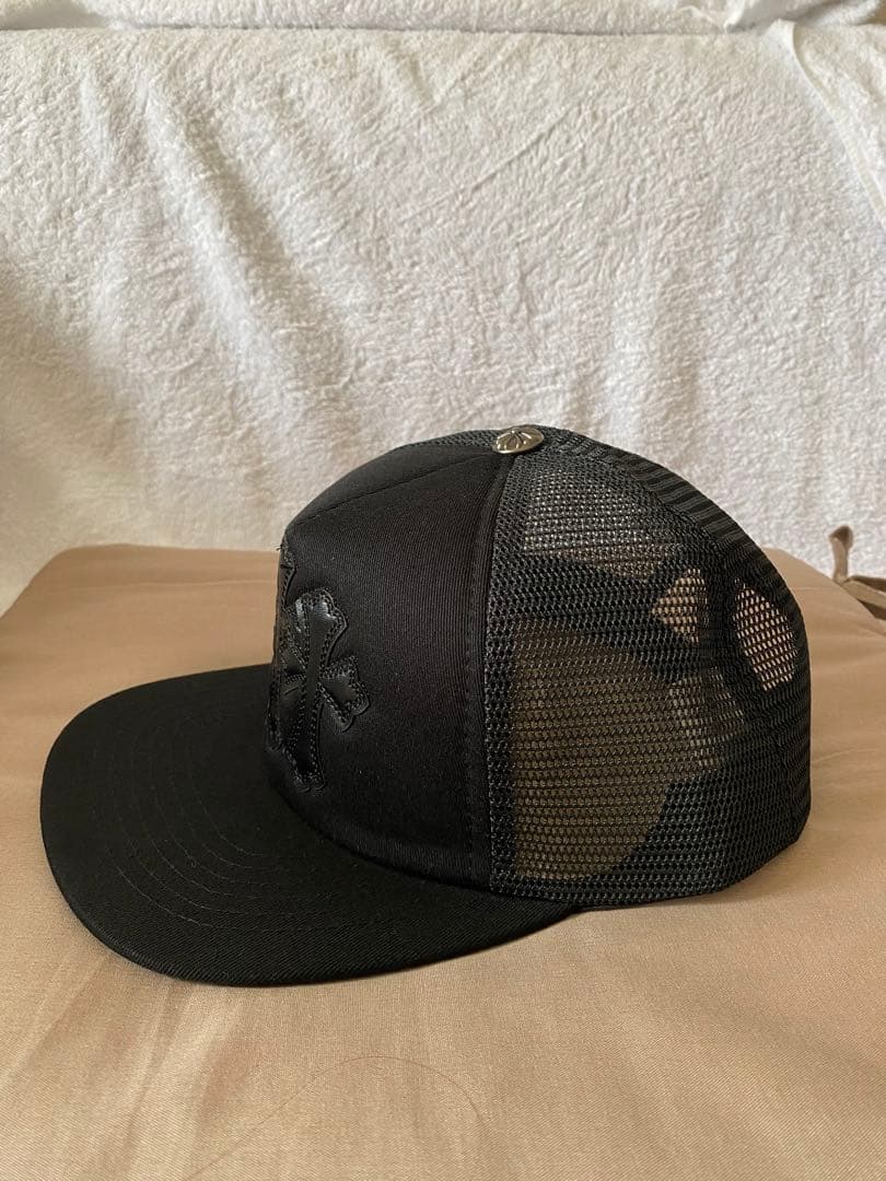 ブラッククロスモチーフトラッカーキャップ