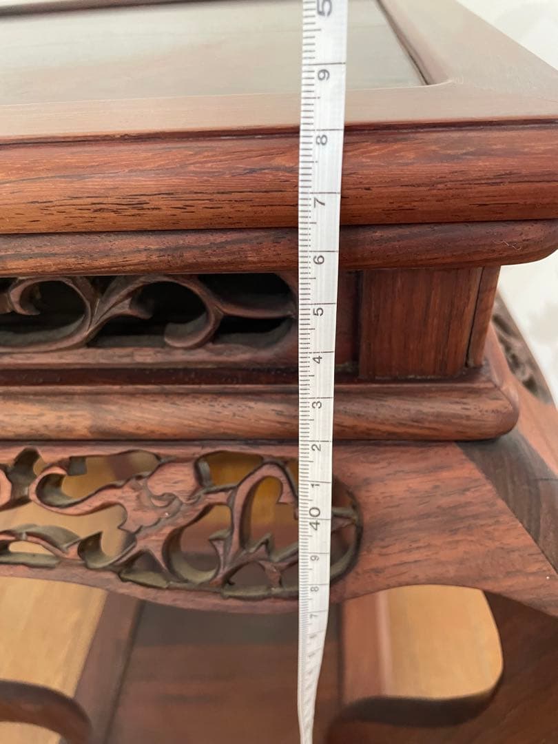木製彫刻サイドテーブル　飾り棚　彫刻　唐木無垢材 猫脚 透かし彫刻彫り 高卓