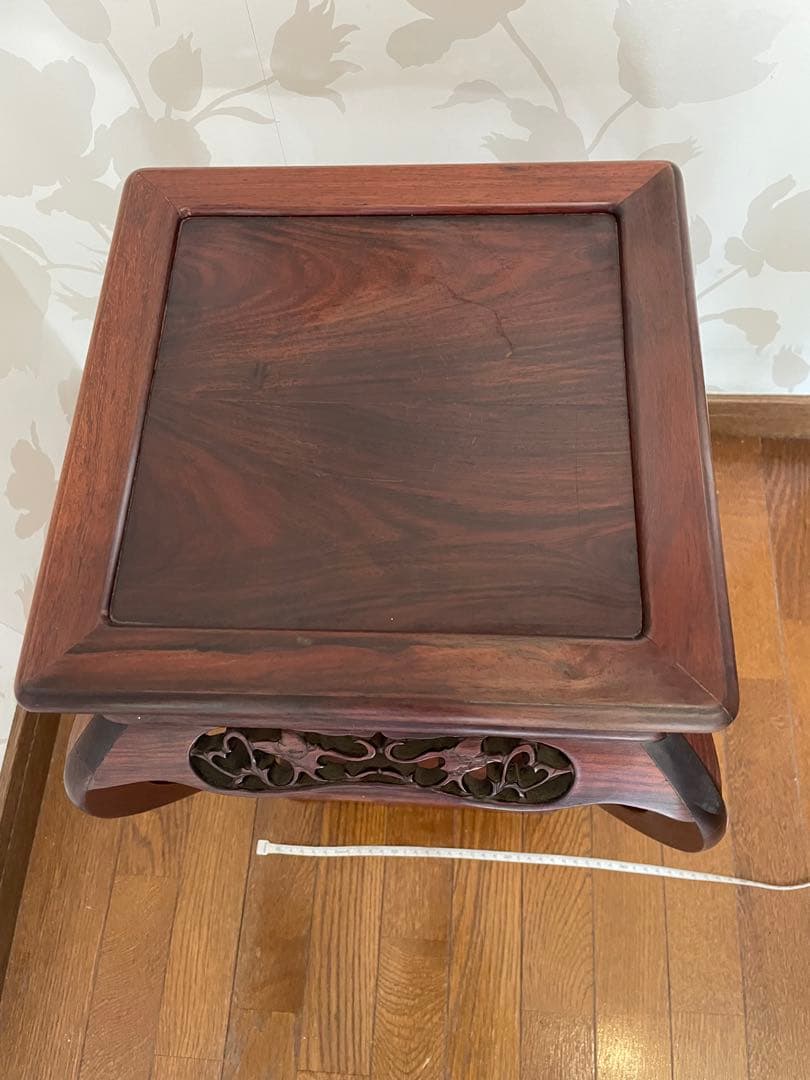 木製彫刻サイドテーブル　飾り棚　彫刻　唐木無垢材 猫脚 透かし彫刻彫り 高卓