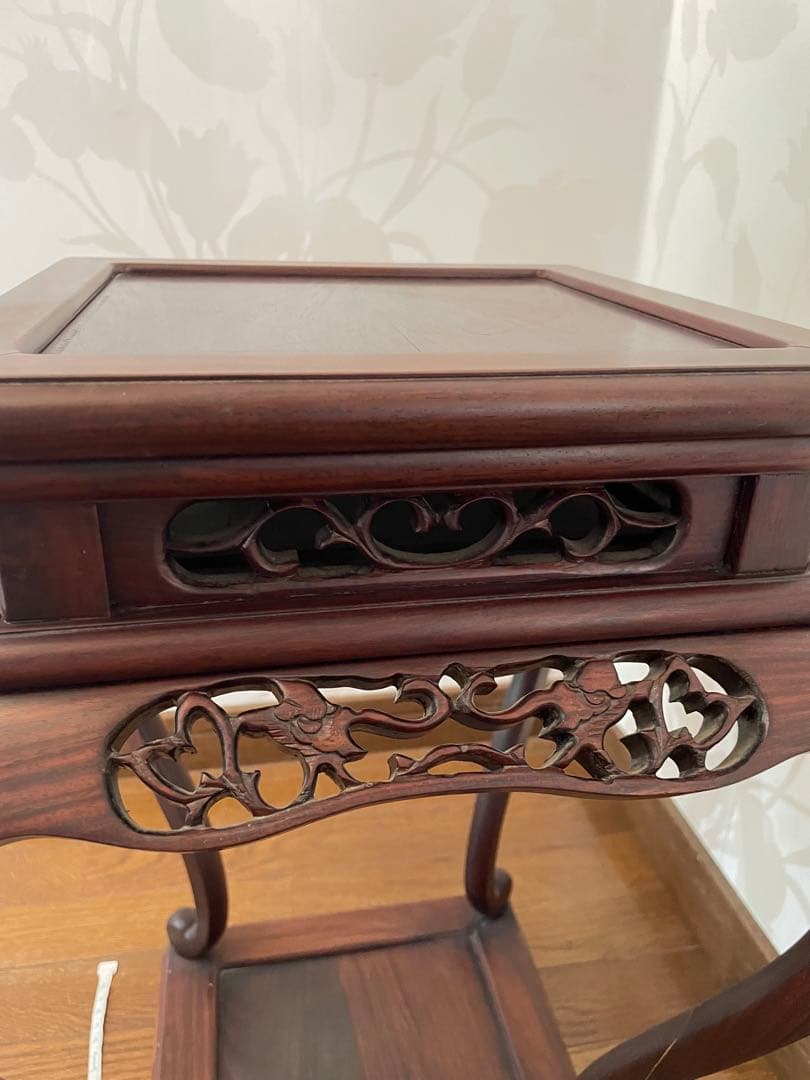 木製彫刻サイドテーブル　飾り棚　彫刻　唐木無垢材 猫脚 透かし彫刻彫り 高卓