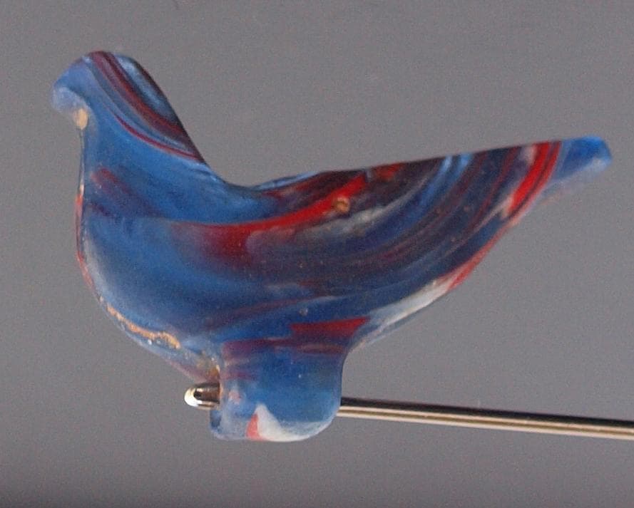 クリアな青など多色ガラス折込、平板状の鳥玉、イスラム期の名品900～1100年頃