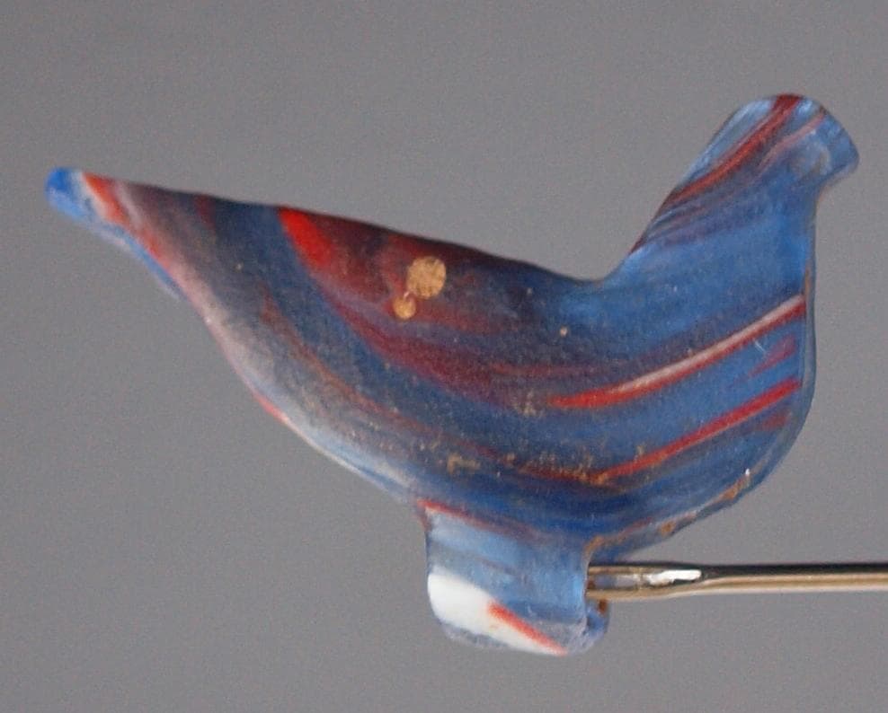 クリアな青など多色ガラス折込、平板状の鳥玉、イスラム期の名品900～1100年頃