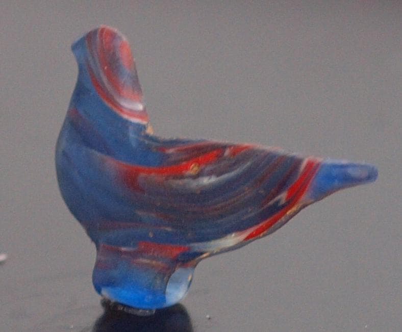 クリアな青など多色ガラス折込、平板状の鳥玉、イスラム期の名品900～1100年頃