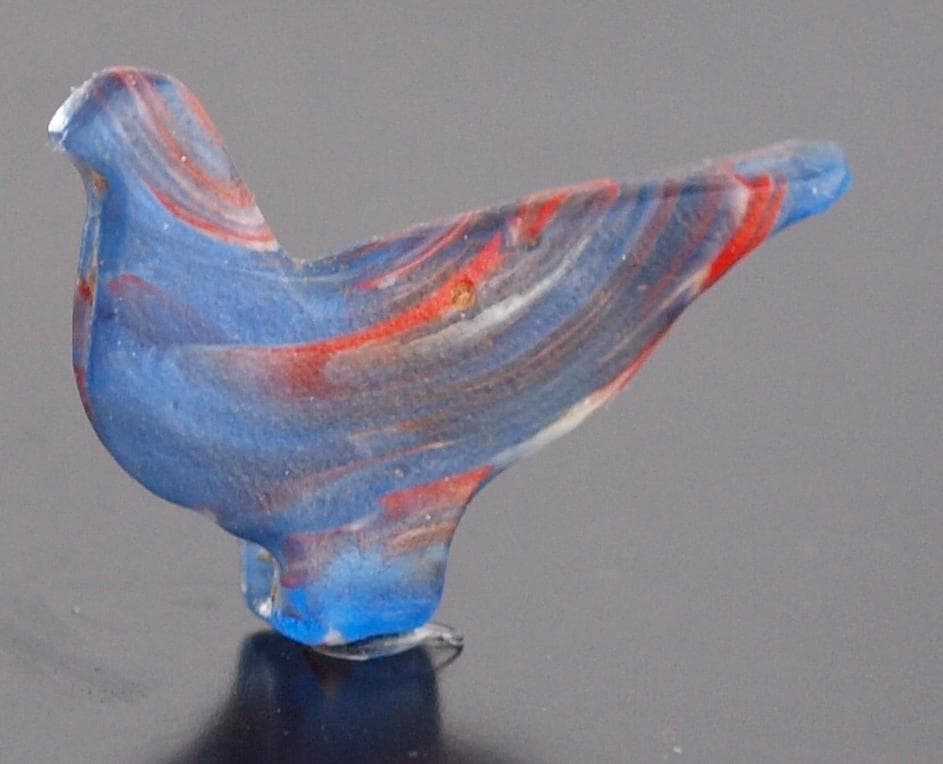 クリアな青など多色ガラス折込、平板状の鳥玉、イスラム期の名品900～1100年頃