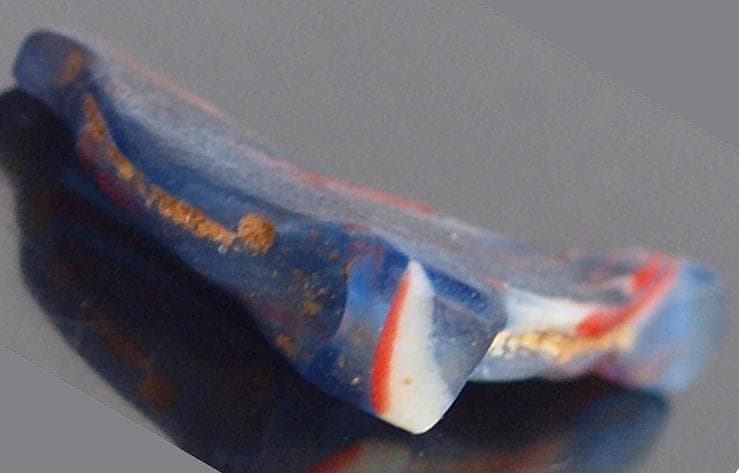 クリアな青など多色ガラス折込、平板状の鳥玉、イスラム期の名品900～1100年頃