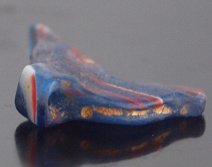 クリアな青など多色ガラス折込、平板状の鳥玉、イスラム期の名品900～1100年頃