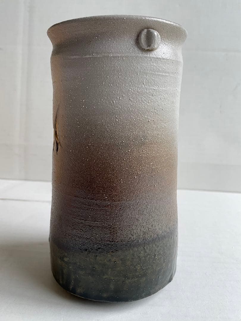 加藤釥　鮮やかな「釉彩蝶文　花入」