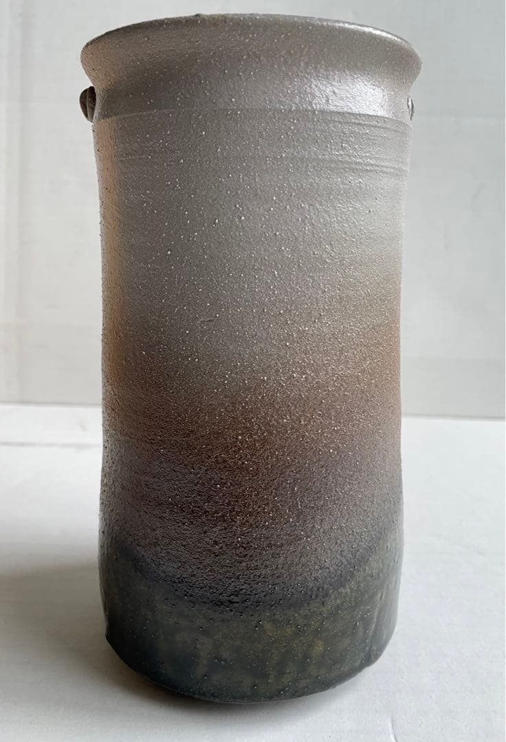 加藤釥　鮮やかな「釉彩蝶文　花入」