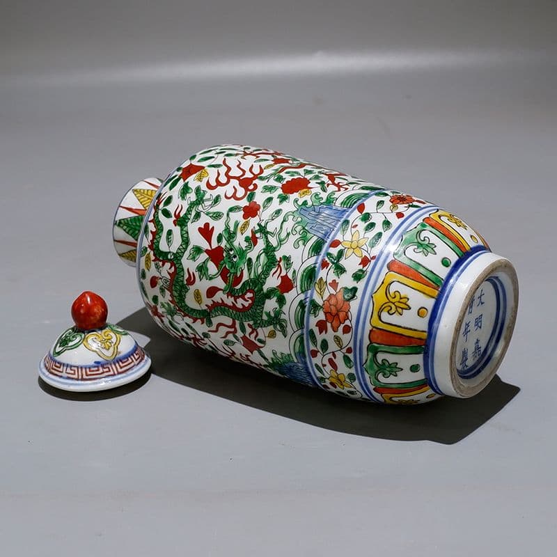 大明嘉靖款五彩龍紋帯蓋冬瓜瓶 景徳鎮 陶磁器 装飾品 現代工芸品 美術品 置物