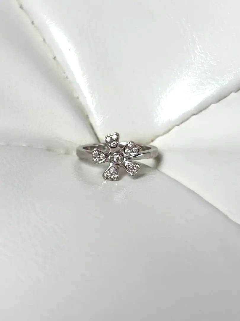 ダイヤモンド　フラワー　リング　ホワイトゴールド