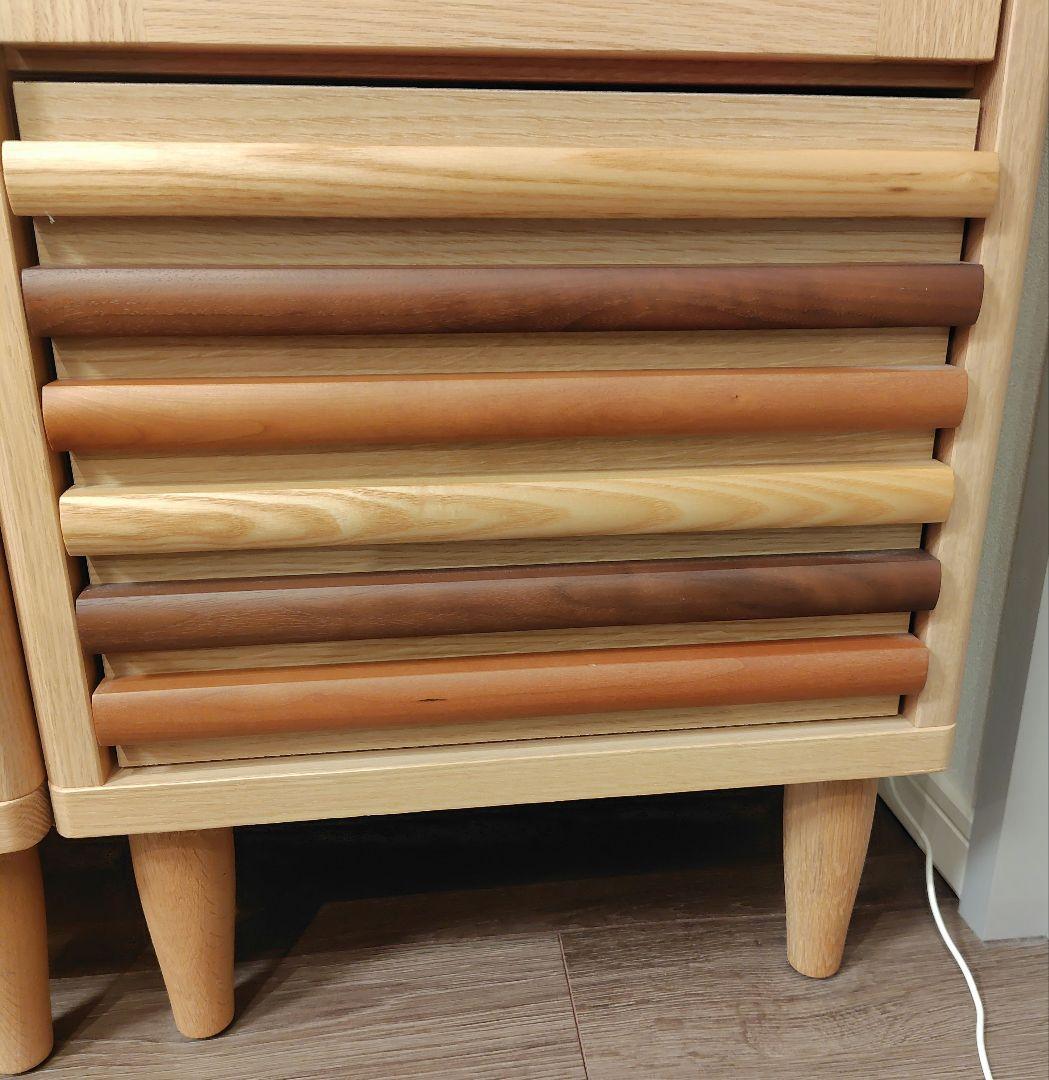 3種の天然木 ガラス扉キャビネット