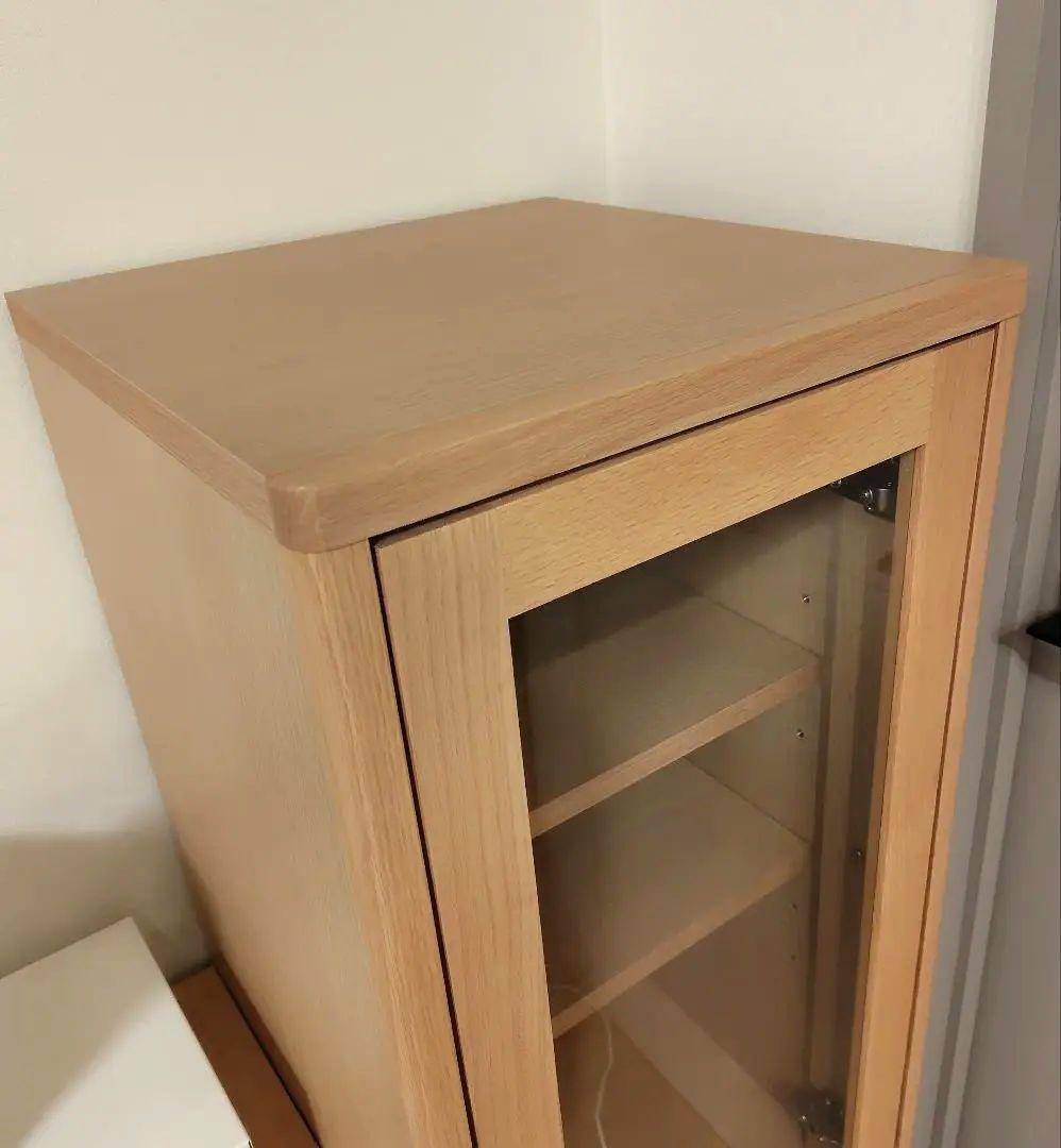 3種の天然木 ガラス扉キャビネット