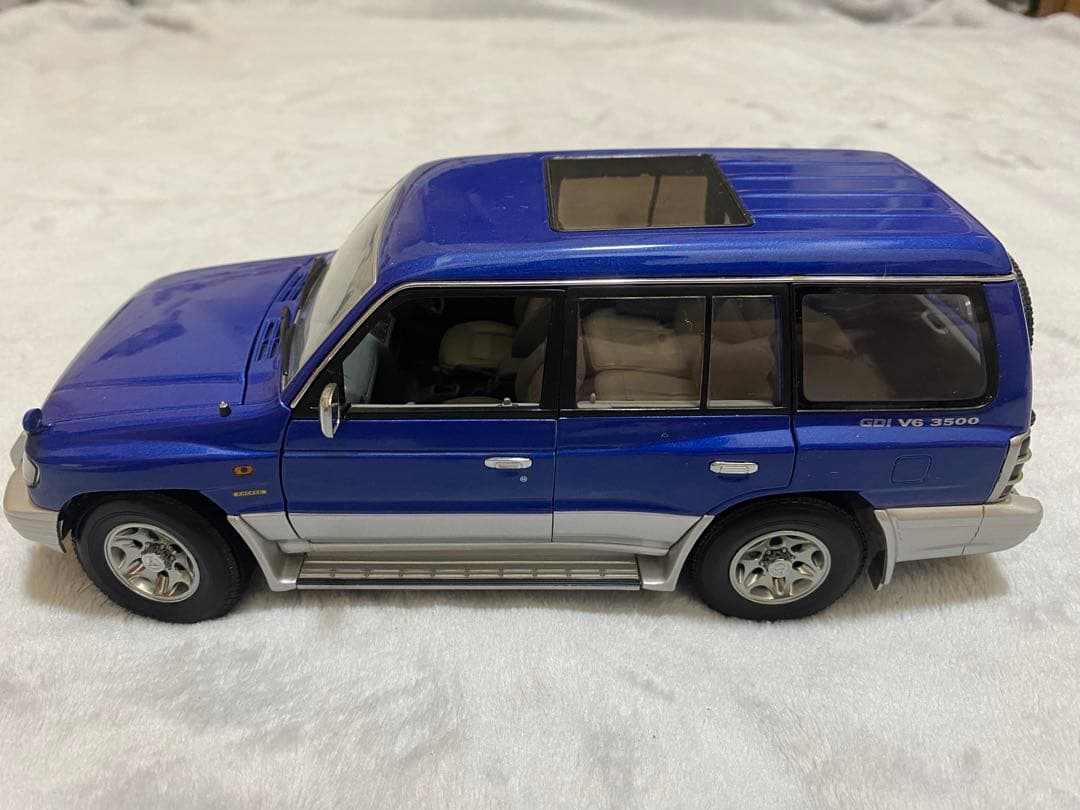 ミニカー AUTOart Mitsubishi Pajero 1/18