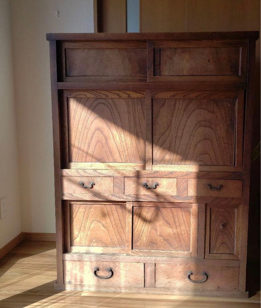 木目が美しい箪笥