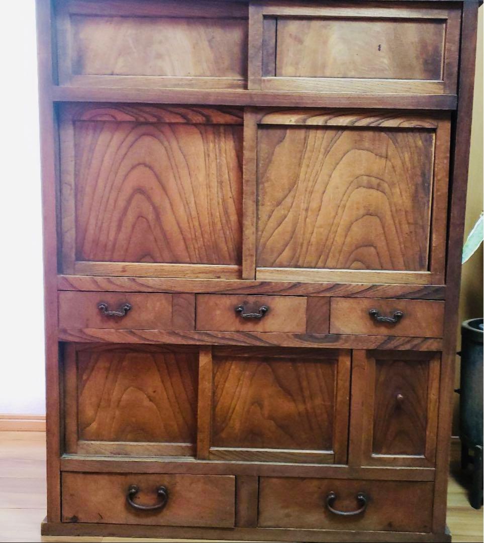 木目が美しい箪笥