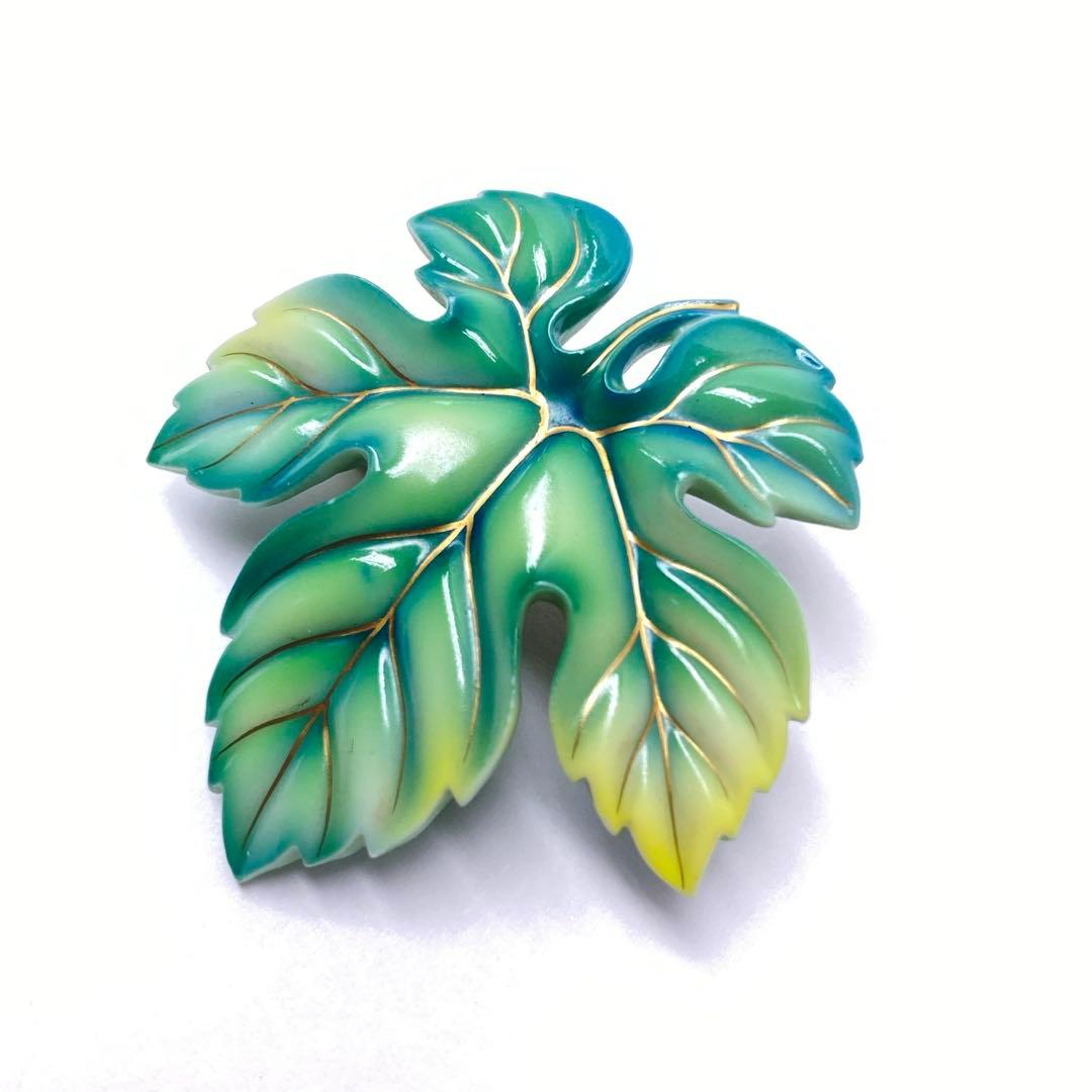 美品 俊兼 トシカネジュエリー 有田焼 葉っぱ 蔦 陶器 ブローチ