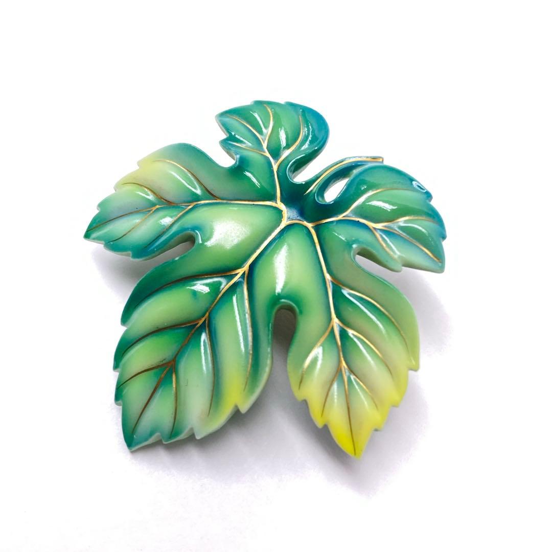 美品 俊兼 トシカネジュエリー 有田焼 葉っぱ 蔦 陶器 ブローチ